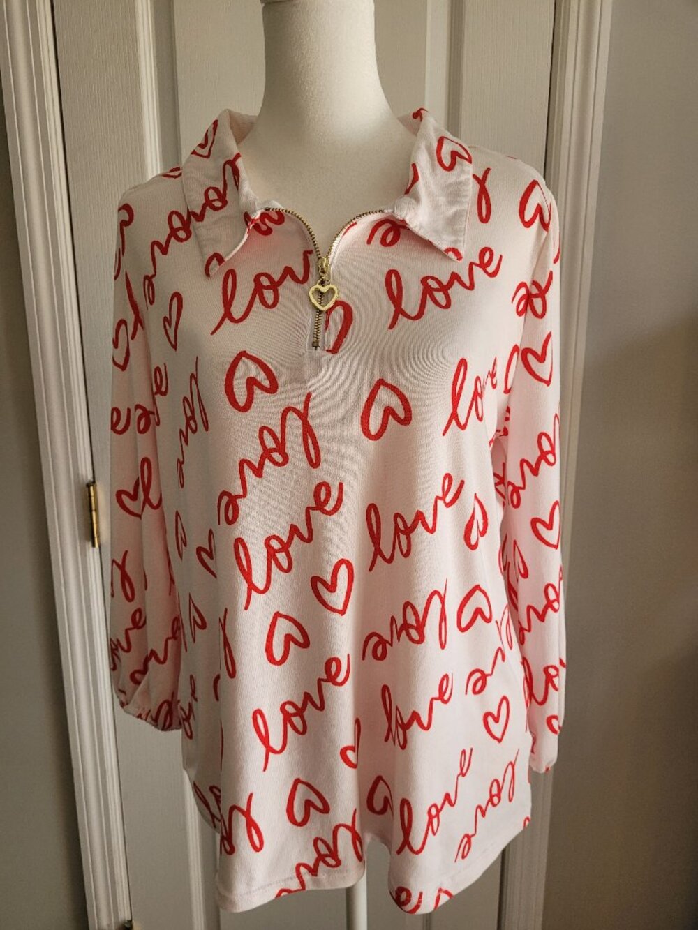 Alex & Parker Hearts /Love red/white knit top with gold metal heart zipper SZ L